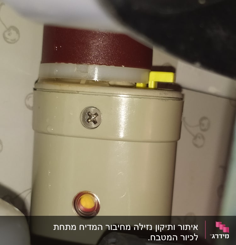 צינור פלסטיק עם ברגים וחלקים צבעוניים